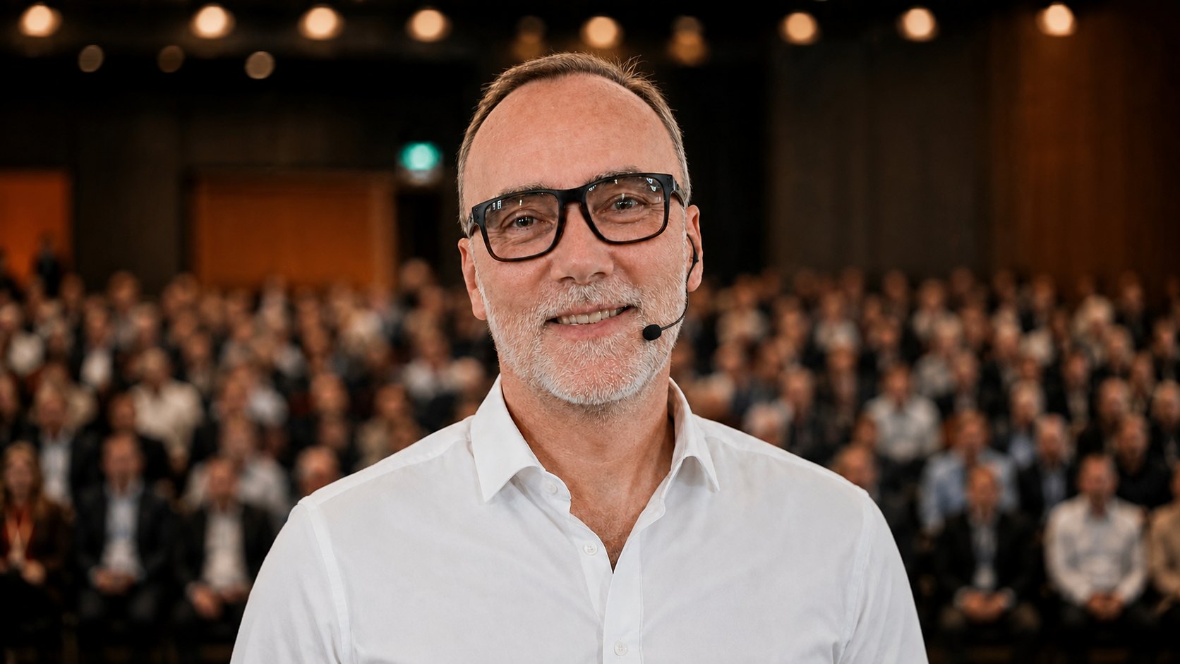 Jan Schaumann hält einen Vortrag auf einer großen Bühne vor Publikum