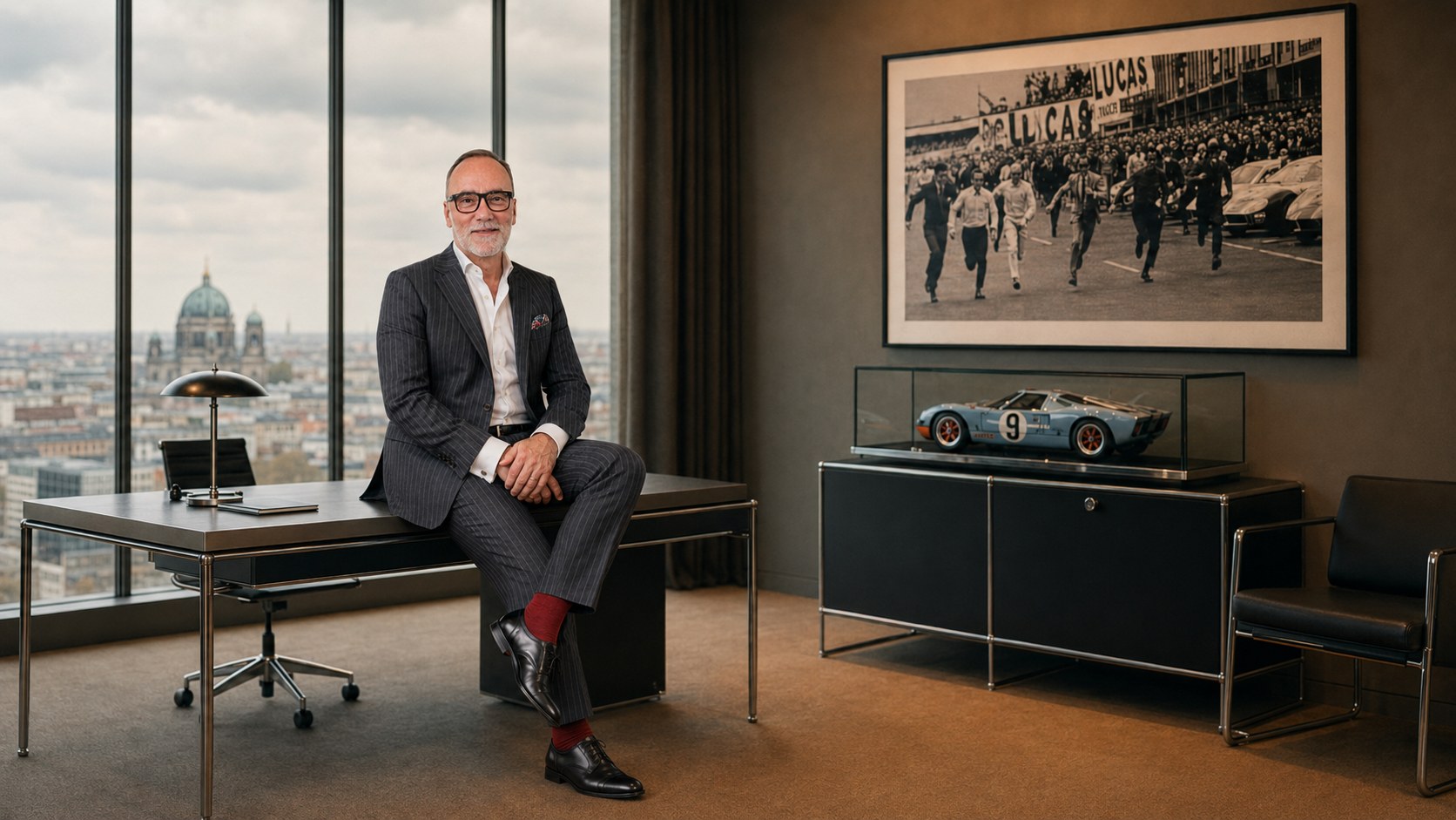Jan Schaumann in seinem Büro mit Blick über Berlin