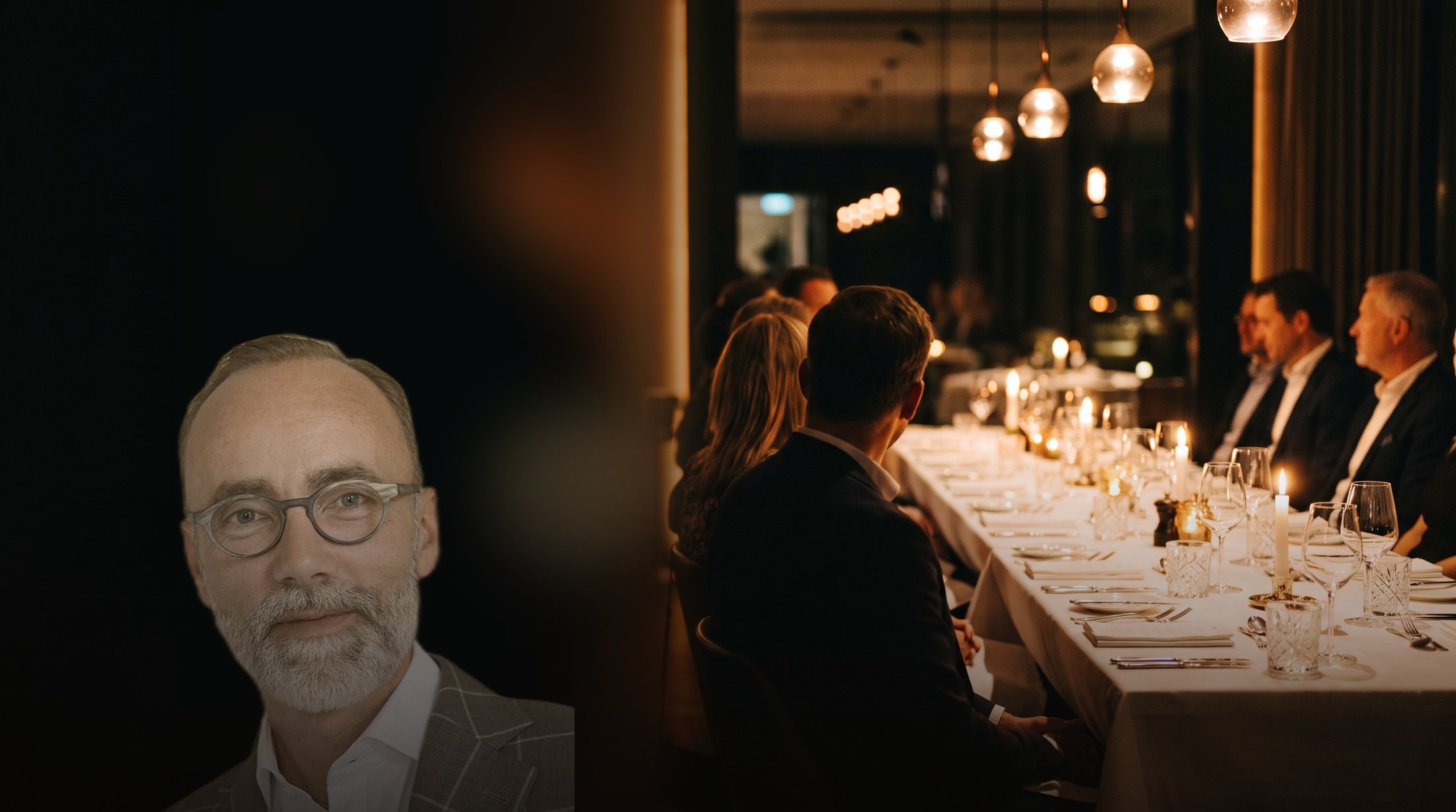 Jan Schaumann erklärt Gästen an einem eingedeckten Restauranttisch die Tisch-Etikette